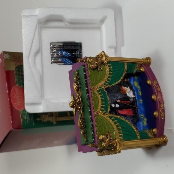 Carlton Cards "Phanthom of the Opera" Ornament - Picture 3 of 8